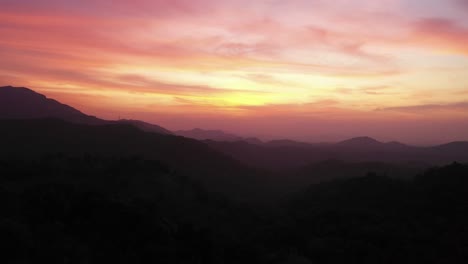 Ein-Feuriger-Sonnenaufgang-In-Ella-Sri-Lanka