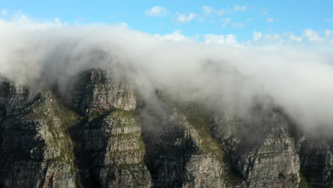 Antenne:-12-Apostles-Wolken-Tafelberg-Südafrika