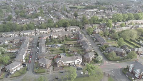 Vista-Aérea-De-Drones-Con-Vistas-A-Casas-De-Ciudad-Británicas-Jardines-Residenciales-Suburbanos-Escena-Superior-Pan-Izquierda