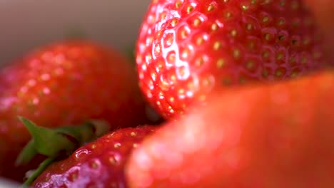 Macro-panning-of-strawberries-in-a-bowl