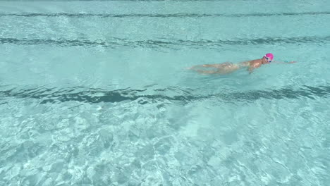 Imágenes-De-Una-Nadadora-Nadando-Vueltas-En-Una-Piscina-Al-Aire-Libre-Usando-La-Brazada-De-Estilo-Libre-Como-Parte-De-Su-Plan-De-Entrenamiento-De-Triatlón
