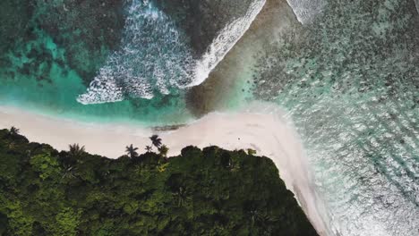 Drone-Vista-De-Arriba-Hacia-Abajo-De-Una-Prístina-Playa-Desierta-En-Las-Maldivas