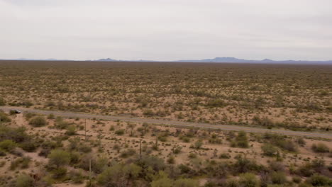 Eine-Straße,-Die-Durch-Die-Schöne-Sonora-wüste-In-Arizona-Führt---Weite-Pfanne