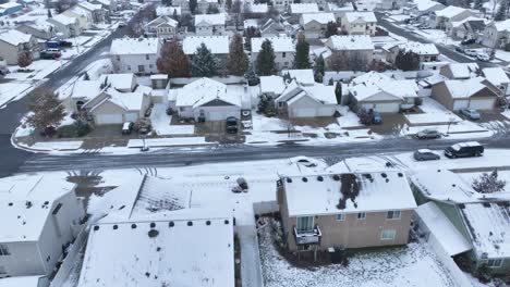 Amerikanische-Nachbarschaft-Nach-Einer-Kaltfront-Mit-Schnee-Bedeckt