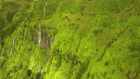 Drohnenaufnahmen-Des-Wasserfalls-„cascata-Da-Ribeira-Do-Ferreiro“-Auf-Der-Insel-Flores-Azoren