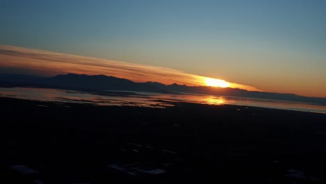 Hermosa-Vista-Aérea-De-Drones-Del-Lago-Utah-Durante-Una-Puesta-De-Sol-Dorada-En-Una-Cálida-Tarde-De-Otoño-En-Provo