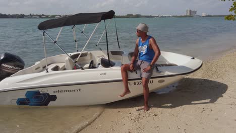 Ein-Model-Steht-Neben-Seinem-Verankerten-Boot-Auf-Der-Morgenseite-Der-Insel-Miami,-Florida