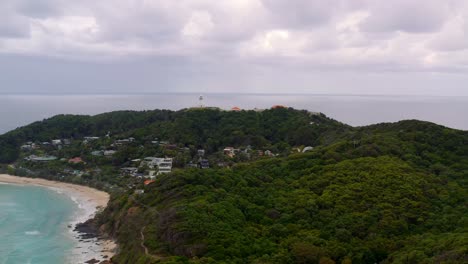 Das-Schöne-Grün-In-Byron-Bay,-Australien,-Besteht-Aus-Verschiedenen-Häusern-Und-Ruhigem-Meer---Luftaufnahme