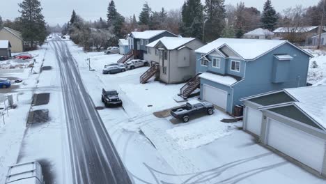 Aufnahme-Einer-Schneebedeckten-Nachbarschaft-Mit-Vielen-Vordächern-An-Den-Haustüren