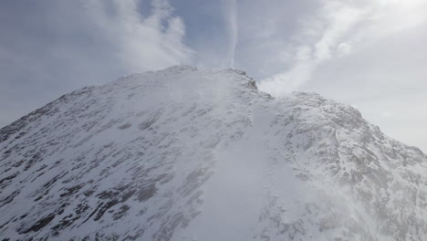 Luftaufnahme-Der-Schneebedeckten-Bergformation-Und-Des-Gipfels-An-Sonnigen-Tagen---Ansicht-Von-Unten