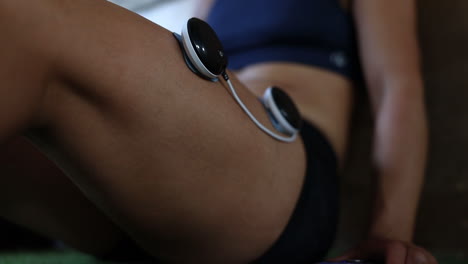 Nahaufnahmen-Von-Elektrovibrations-Massagepads,-Die-An-Den-Beinen-Eines-Athleten-Verwendet-Werden