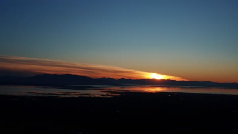 Herrlicher-Drohnenblick-Aus-Der-Luft-Auf-Den-Utah-See-Während-Eines-Goldenen-Sonnenuntergangs-An-Einem-Warmen-Herbstabend-In-Provo