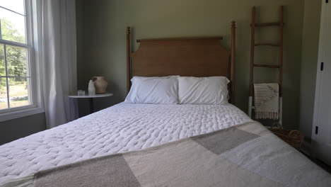 Das-Neu-Renovierte-Schlafzimmer-Verfügt-über-Ein-Sauberes-Bett-Mit-Einem-Hölzernen-Kopfteil-Im-Landhausstil