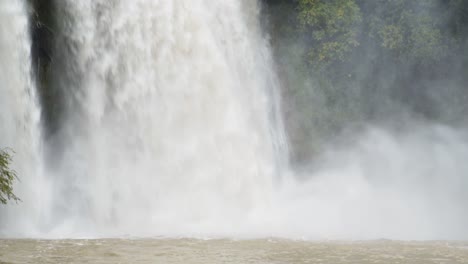 Profilansicht-Des-Mächtigen-Wasserfalls-Isola-Del-Liri,-Der-In-Ein-Wasserbecken-Stürzt,-Latium,-Italien,-Statisch