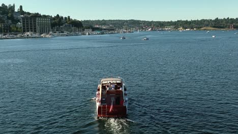 Luftaufnahme-Einer-Yacht,-Die-Durch-South-Lake-Union-In-Seattle-Segelt