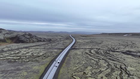 Carretera-De-Circunvalación,-Vehículos-Circulando-Por-Carreteras-Nacionales-En-Islandia