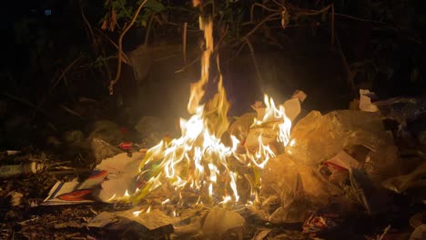 Müll-Brennt-Nachts-Mit-Orangegelben-Flammen-In-Der-Dhaka-straße