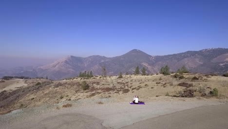 Antenne-Einer-Frau,-Die-Yoga-Auf-Wunderschönen-Kalifornischen-Berglandschaften-Macht