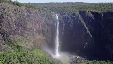 Panorama-De-Las-Cataratas-Wallaman-En-El-Parque-Nacional-Girringun,-Qld-Del-Norte,-Australia