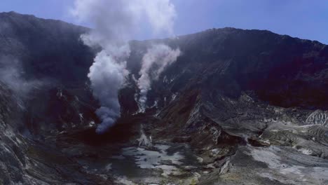Active-New-Zealand-volcano-on-Whakaari-island-before-eruption-in-2019,-aerial