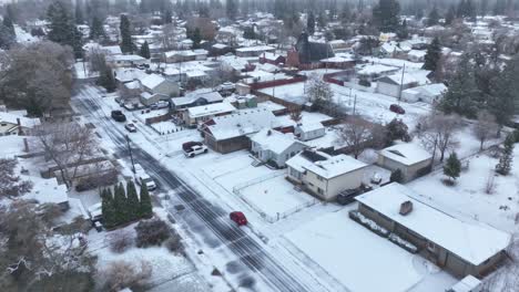 Luftaufnahme,-Die-Sich-Auf-Schneebedeckte-Häuser-Zubewegt