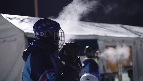 El-Aliento-De-Los-Jugadores-De-Hockey-Al-Aire-Libre-Aparece-Como-Una-Nube-Brumosa-En-El-Aire-Frío