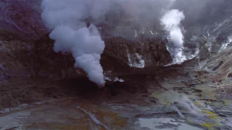 Stratovolcano-crater-on-Whakaari-White-Island-with-active-fumerole-smoke,-aeria