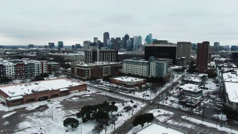 Drone-shot-of-city-skyline-in-the-snow