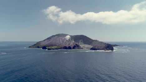 Isla-Blanca-En-El-Océano-Pacífico,-Volcán-Activo-Que-Entró-En-Erupción-En-2019,-Antena