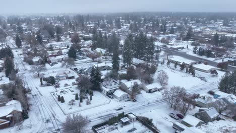 Hoch-Oben-Luftaufnahme-Des-Schnees,-Der-Das-Land-Mit-Häusern-Bedeckt,-Die-Für-Den-Winter-Bereit-Sind