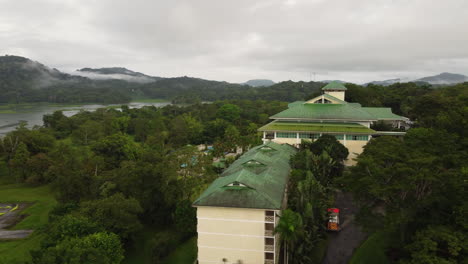 Gambo-Rainforest-Resort-In-Panama-Drohne-Schöne-Aussicht-Auf-Die-Hügel-Am-Morgen