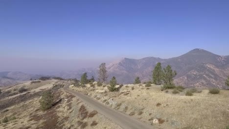 Luftdrohnenansicht-Der-Atemberaubenden-Kalifornischen-Bergkette-Mitten-Im-Nirgendwo