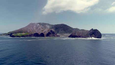 Isla-Volcánica-Whakaari-En-La-Bahía-De-La-Abundancia-Frente-A-La-Costa-De-Nueva-Zelanda,-Antena