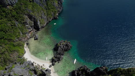 Tilt-shot-revealing-secret-lagoon-in-El-Nido,-Palawan