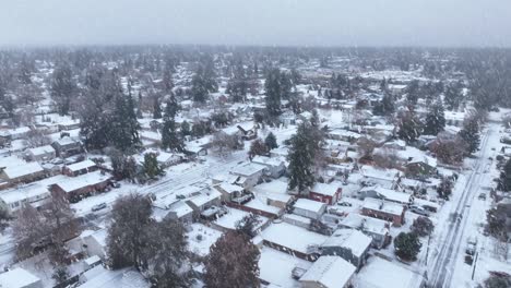 Aerial-view-of-snow-actively-falling-on-a-suburban-neighborhood-in-Spokane,-Washington