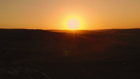 Landschaftsluftdrohnenaufnahme-Eines-Erstaunlichen-Gelben-Sonnenaufgangs-über-Morgennebel-Und-Wolken,-über-Einem-Dorf-In-Moldawien