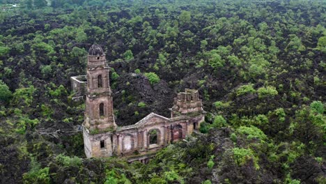 Schnelle-Umlaufbahn-Der-Kirche-Des-Vulkans-Paricutin-In-San-Juan-Paragaricutiro