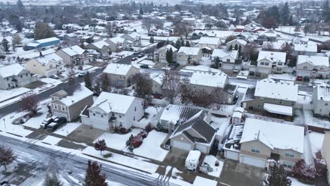 Luftaufnahme-Eines-Amerikanischen-Viertels-Nach-Einem-Schneesturm-Im-Winter