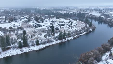Breite-Luftaufnahme-Des-Spokane-River-Mit-Schneebedeckter-Umgebung