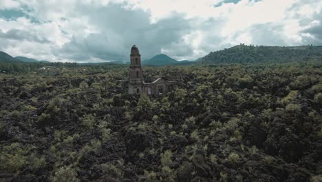 Fpv-drohnenaufnahme-Des-Paricutin-vulkans-Zerstörte-Die-Kirche-In-Michoacan