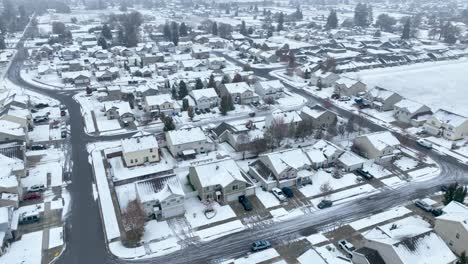 Wide-drone-shot-of-snow-covered-houses-in-Washington-State