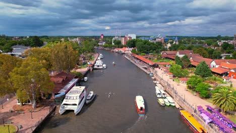 Aerial-view-of-catamarans-navigating-the-tigre-river-in-Tigre,-Argentina