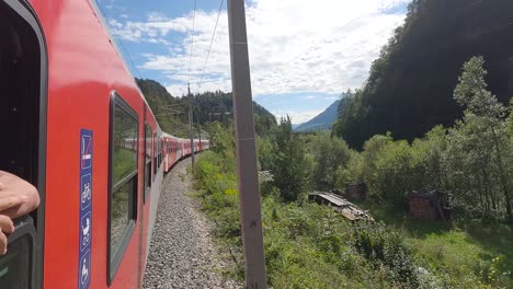 Cámara-A-Bordo-En-La-Ventana-De-Un-Tren-En-Austria