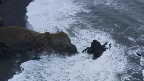 Mächtige-Wellen,-Die-Auf-Die-Felsen-An-Der-Isländischen-Meeresküste-Krachen