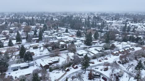 Weite-Luftaufnahme-Der-Schneebedeckten-Spokane-Viertel