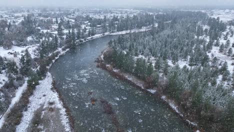Luftaufnahme-Des-Schnees,-Der-über-Den-Spokane-River-Im-Osten-Washingtons-Fällt