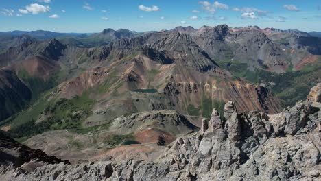 Luftaufnahme-Des-San-Juan-Nationalwaldes-Und-Der-Bergkette,-Gipfel-Und-Täler-An-Einem-Sonnigen-Tag,-Colorado-Usa