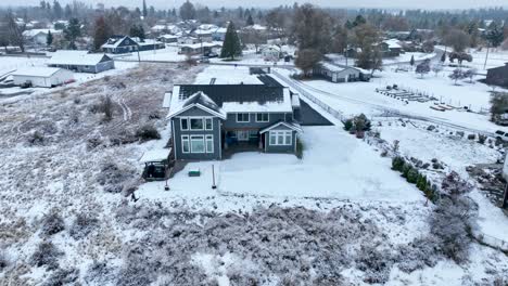 Ein-Herrenhaus-In-Amerika-Mit-Schnee-Bedeckt