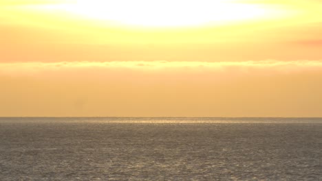 Schöner-Abendlicher-Sonnenuntergang-Im-Atlantik,-Cascais,-Portugal-Küste