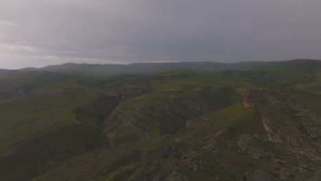 Vista-De-Pájaro-Sobre-La-Cordillera-Rocosa-Verde-Brumosa-Al-Atardecer-Amanecer